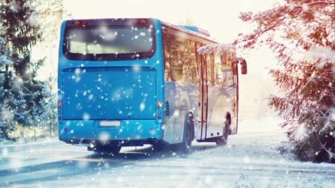 Blå buss på vinterväg